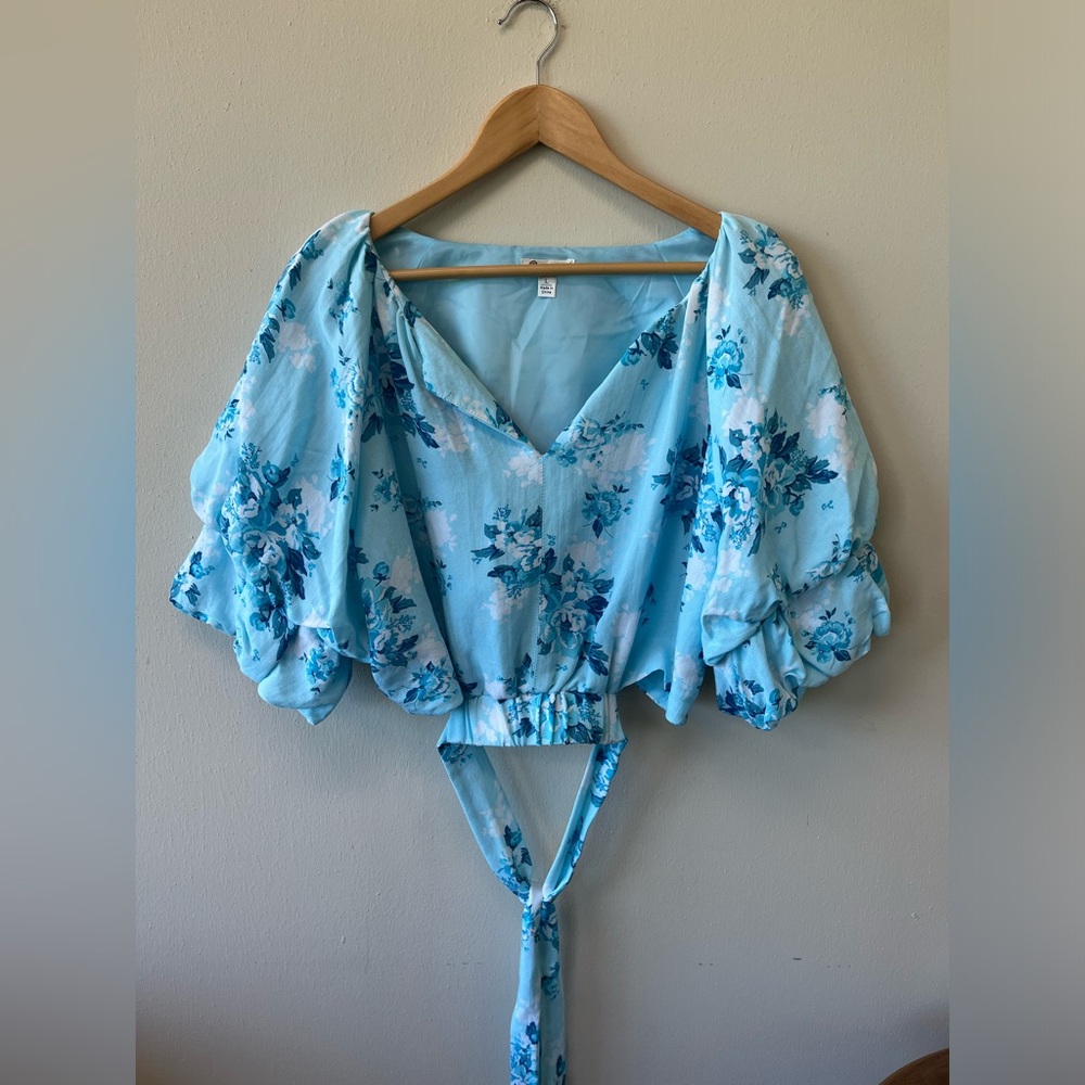 Light blue floral puff sleeve crop top